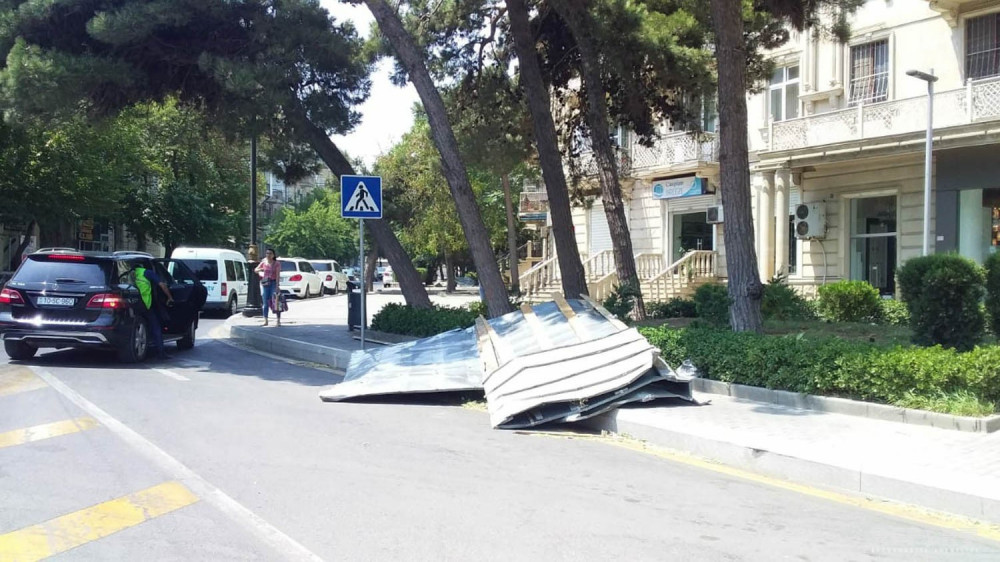 Bakıda güclü külək yaşayış binasının damını uçurdu - FOTOLAR